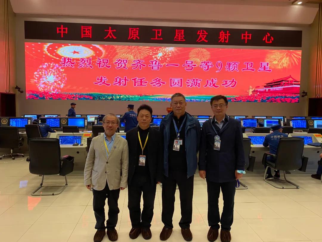 雷斌(左一)与中科院相关领导在太原卫星发射中心合影留念一是解决了